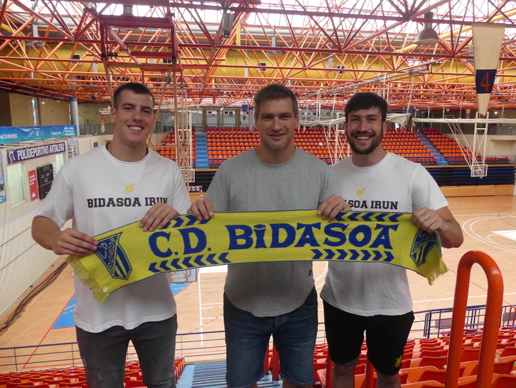 Alberto Tito Diaz eta Marko Jevtic, Julen Aginagalde Bidasoako kirol zuzendariarekin Artalekun.