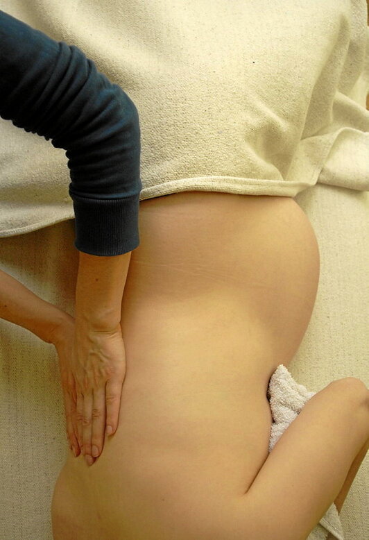 Osagile bat emakume haurdun bat artatzen.