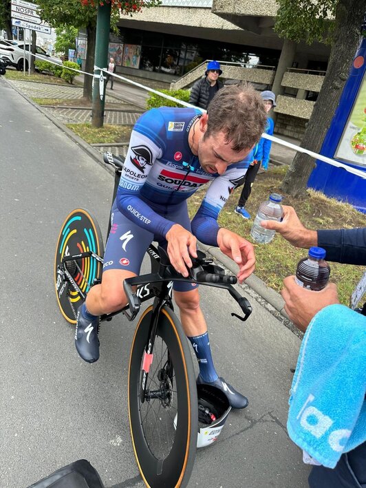 El italiano Mattia Cattaneo, nada más terminar la crono en Polonia.