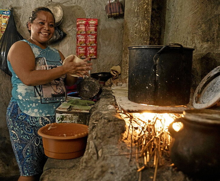 Etxe gehienetan emakumeak arduratzen dira sukaldeko lanez eta elikagaiak eskuratzeaz.