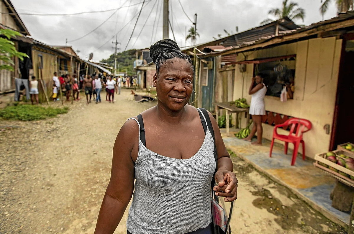 Lerro hauen azpian, Angela. Kolonbiako nekazaritza eremu bateko irakaslea da.