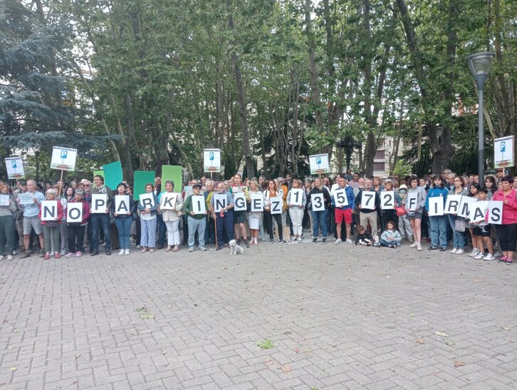 Una de las protestas que los vecinos han llevado a cabo contra el aparcamiento de la plaza de la Cruz de Iruñea.