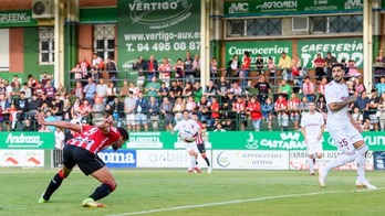 Javier Martón, en esa suerte de remate de cabeza del águila, en la jugada que ha supuesto el gol de los leones.