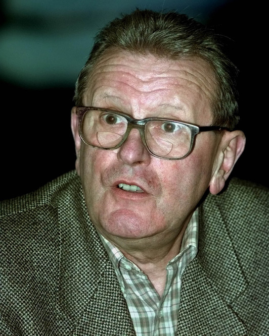 Gilles Perrault, en una charla en Baiona en 1999.