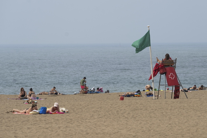 Bandera verde pero playa despejada, en esta imagen de Getxo.