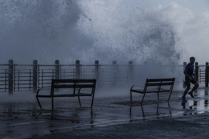 Olas saltando al Paseo Nuevo donostiarra este jueves.