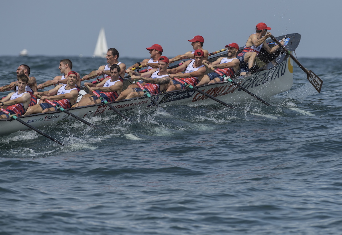 Asier Irueta Ondarroako arraunlaria ababorretik bosgarrena, Orioko estropadan. (Jon URBE | FOKU)