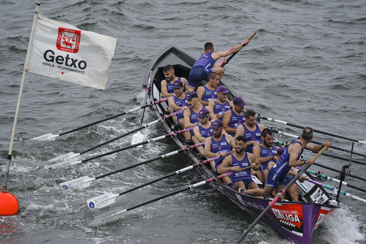 Lander Salas Santurtziko arraunlaria ababorretik seigarrena Getxoko estropadan. (Oscar Matxin EDESA | FOKU)