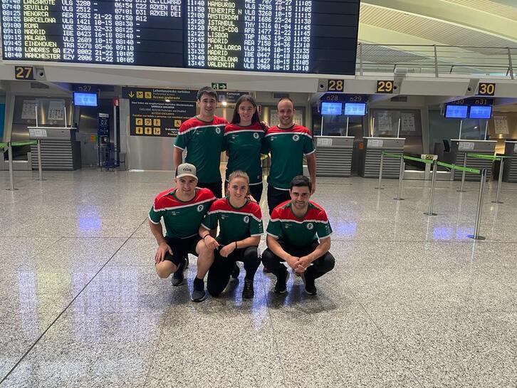 Euskal selekzioa osatuko duten pilotarien multzoa, Loiun, hegazkina hartu aurretik.