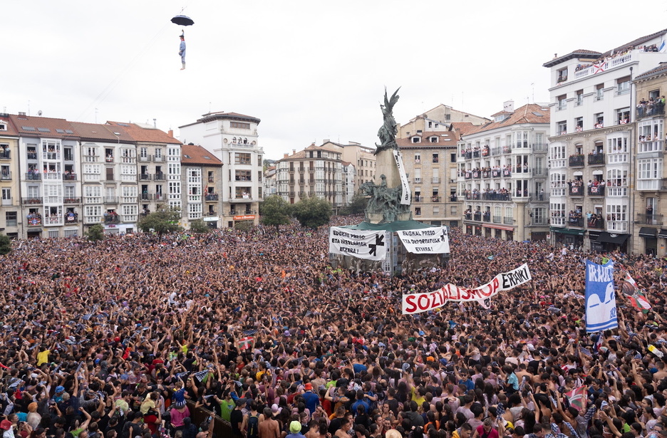 Una abarrotada plaza de la Virgen Blanca recibe a Celedón. 