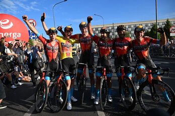 El Bahrain, con Mohoric de amarillo, celebra el triunfo en el Tour de Polonia.