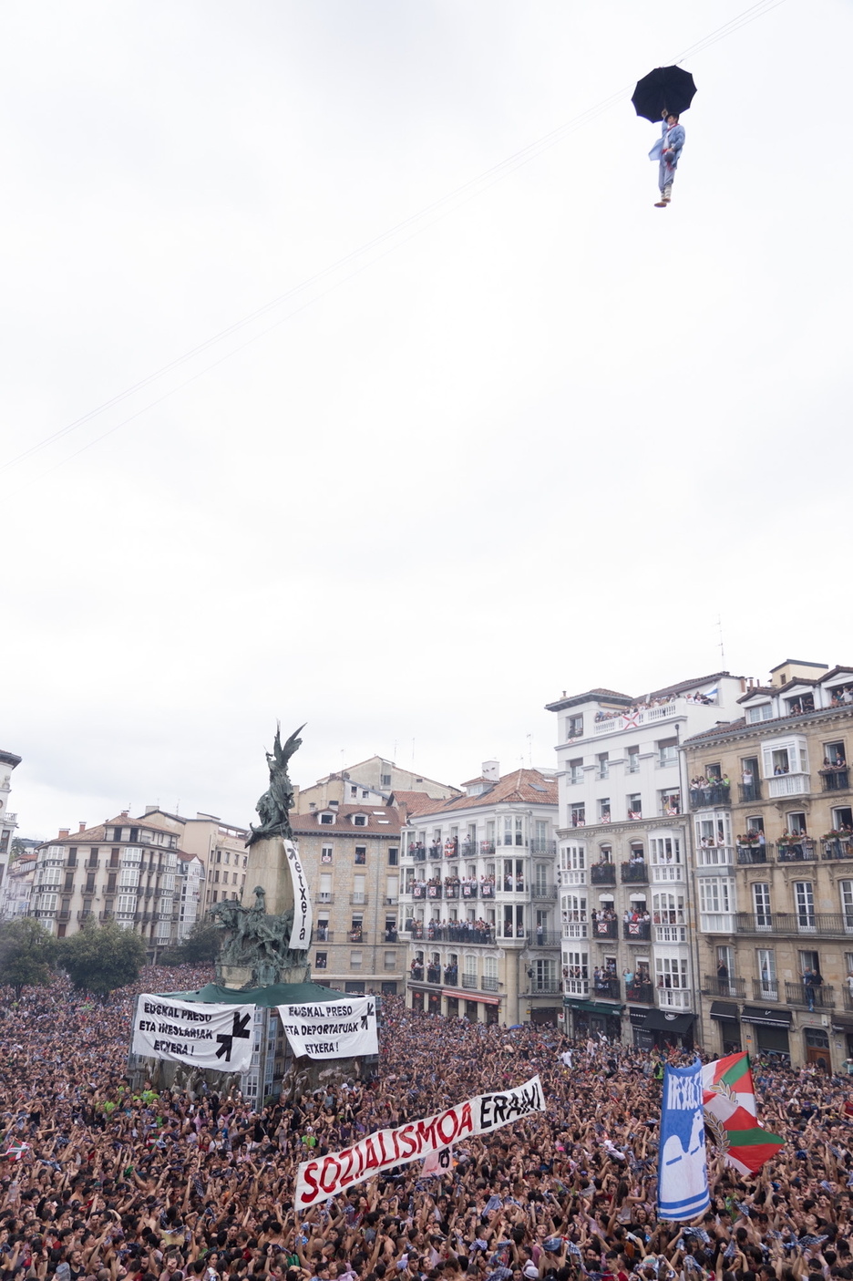 No han faltado pancartas reivindicativas en la plaza. 