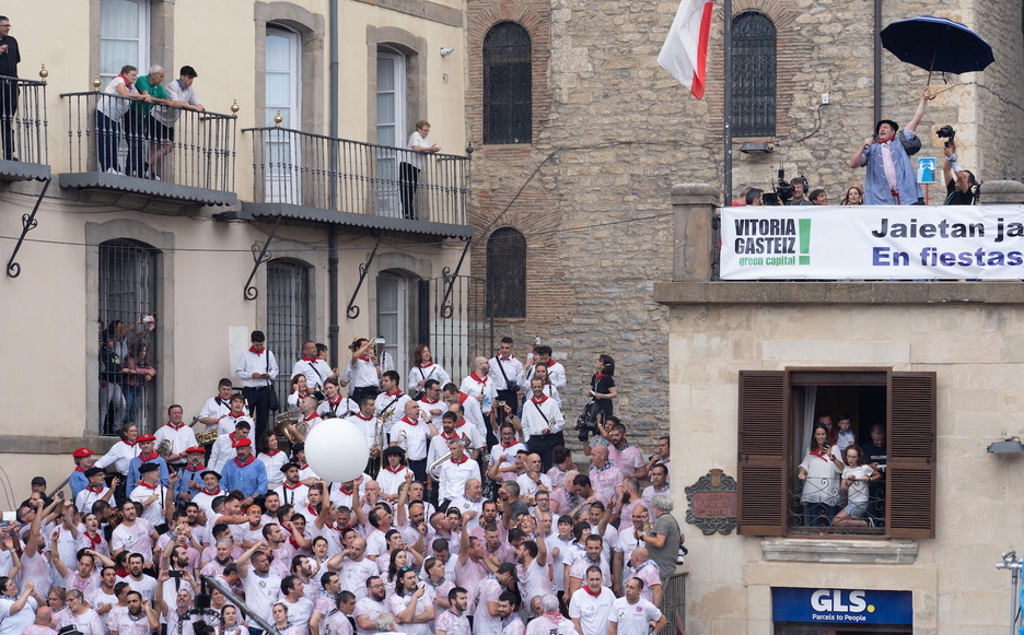 Celedón se dirige a la multitud desde la balconada de San Miguel. 