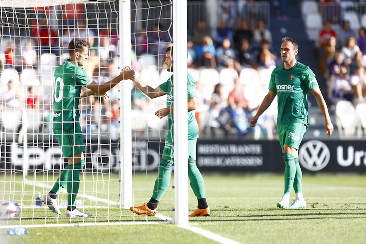 Aimar Oroz, felicitado por sus compañeros por su gol.