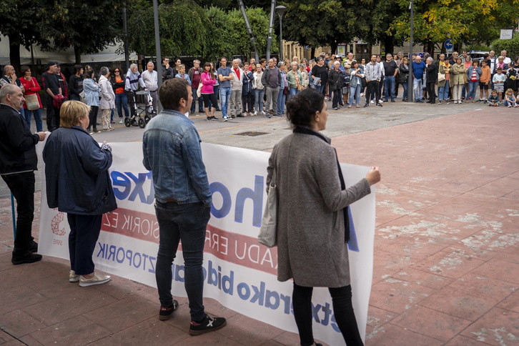 Movilización de Sare en Urretxu para denunciar el caso de su vecina Ainhoa Barbarin. 