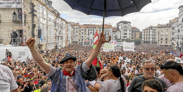 Una abarrotada Plaza de la Virgen Blanca recibió a Celedón para dar comienzo a las fiestas de Gasteiz.
