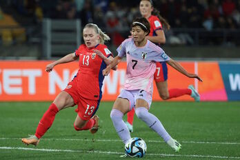 Miyazawa, en la imagen junto a Bjelde, ha anotado su quinto gol en el torneo.