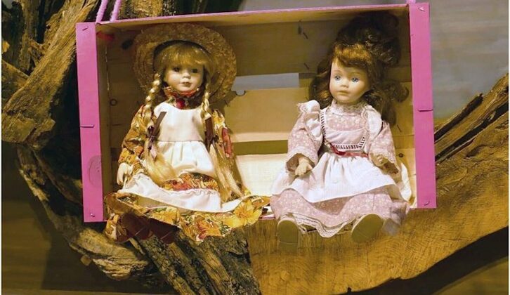 Garai ezberdinetako ehunka panpina erakusten ditu bildumak.