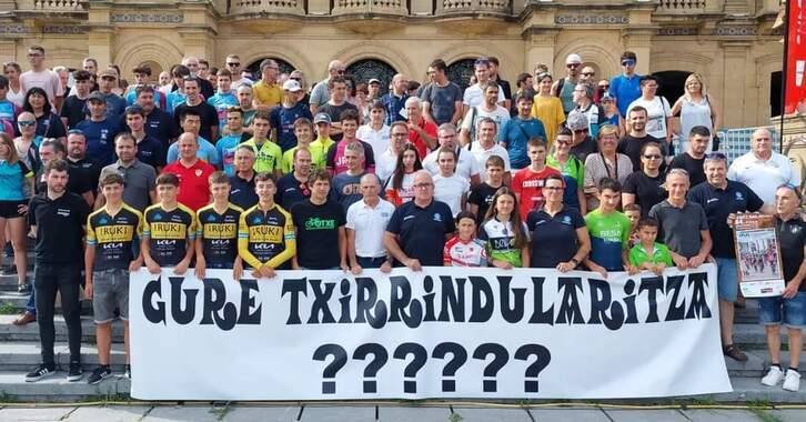 Gipuzkoako Txirrindularitza Federakuntzako kideak protestan, denboraldia ezin aurrera eramanda.