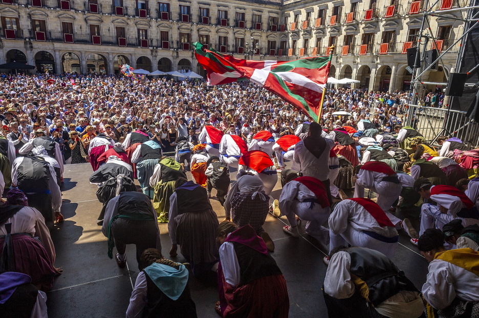 Homenaje a la Ikurriña, celebrado en la plaza Nueva.