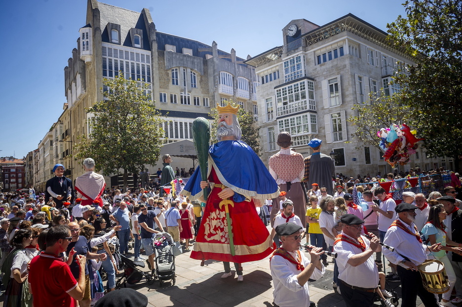 Comparsa de gigantes y cabezudos.