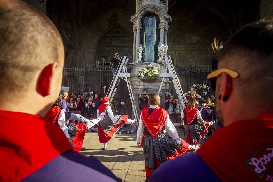 Primeras ofrendas florales a la Virgen Blanca, patrona de Gasteiz.