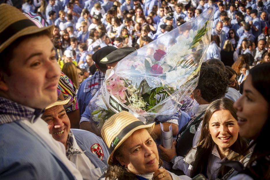 Neskas y blusas con ramos de flores en la balconada de San Miguel.
