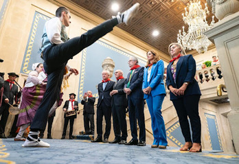 Arabako Medikuen Elkargo Ofizialeko ordezkariei eskainitako aurreskua, Udaletxeko ekitaldian..