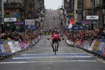 El danés Albert Philipsen celebra su victoria en la meta.