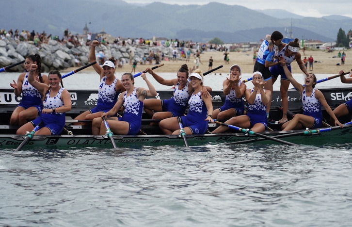 Arraun Lagunakeko eskifaia Hondarribiko garaipena ospatzen.