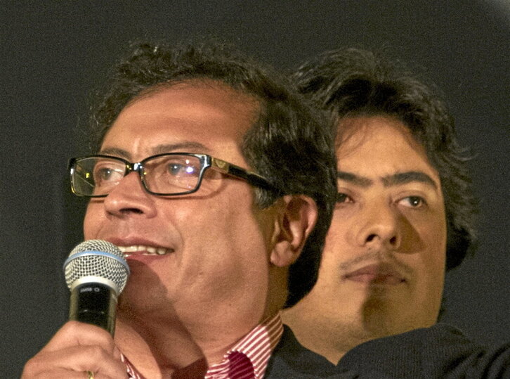 Petro padre e hijo tras la victoria en las presidenciales.