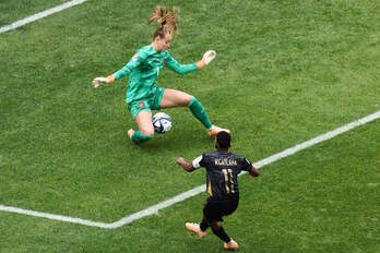 Van Domselaar repele un remate de Thembi.