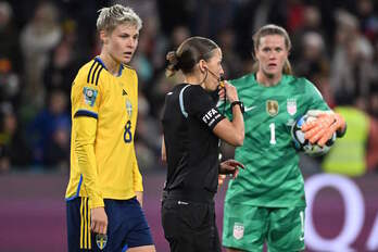 Hurtig y Naeher, que ha detenido un penalti y marcado otro, esperan la decisión de Frappart sobre el gol que ha acabado dando la clasificación a Suecia.