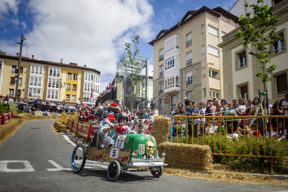 Jendetza bildu da Gasteizen jaitsiera ikusteko.