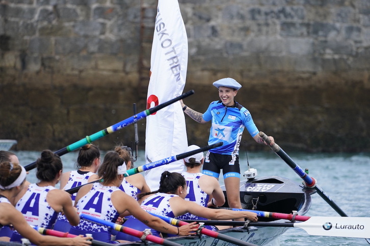 Andrea Astudillo, liderraren maillota, txapela eta XII. Euskotren banderarekin.