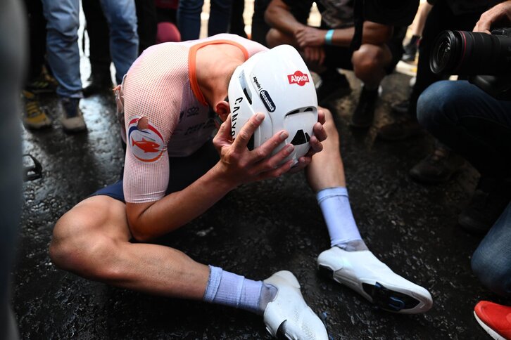 Van der Poel, destrozado tras cruzar la línea de meta.