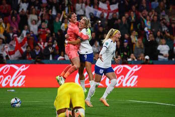 Kelly, la heroína de la Eurocopa, celebra su gol en el penalti definitivo ante una NNadozie abatida y mientras Earps y Daly se abrazan.