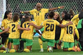 Las jamaicanas celebran su clasificación a octavos tras empatar con Brasil.