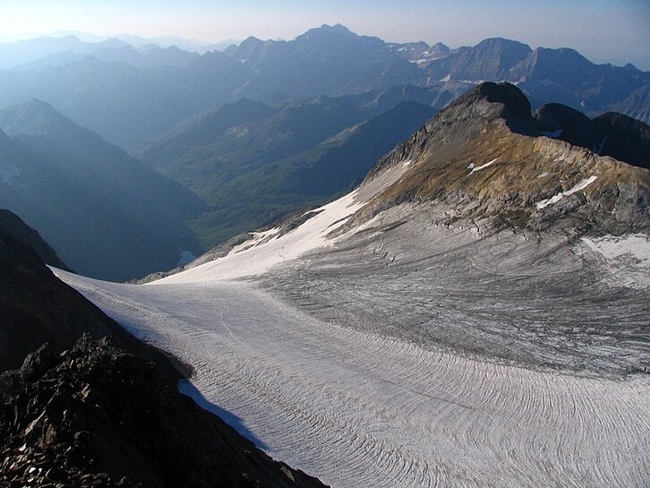 Pico Montferrat, a la derecha, desde la cumbre del Vignemale.