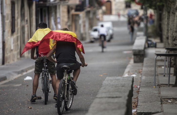 Banderas españolas en Etxarri-Aranatz... Sí, es Inutilaren Eguna, en este caso en la edición de 2019.