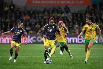 Colombia ha sabido hacer frente a un partido muy trabado. En la imagen, Mayra intenta avanzar ante Blackwood.