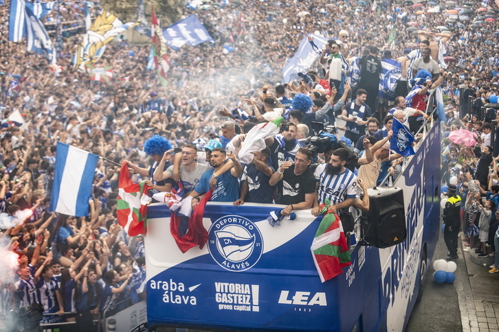 La plantilla del año pasado del Alavés celebra el regreso a Primera.