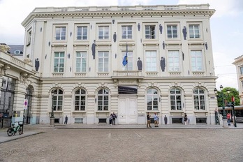 Rene Magritteren artelanen muralak jarri dituzte Bruselako erdigunean.