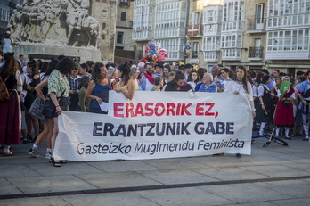 Jaietan izandako erasoak salatu dituzte feministek elkarretaratze batekin.
