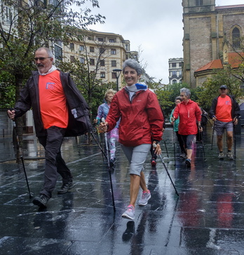 «Nordic walking» egiten Donostian.