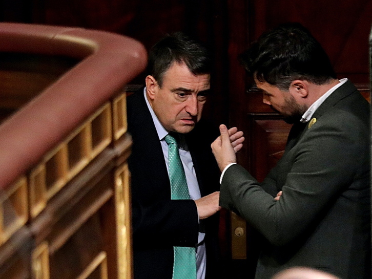 Aitor Esteban (PNV) y Gabriel Rufián (ERC) conversan en una sesión del Congreso.
