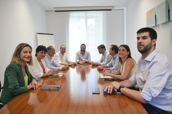 Reunión entre EH Bildu y los firmantes del acuerdo programático, hoy en el Parlamento.