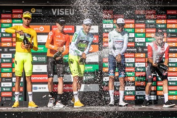 Txomin Juaristi, de naranja, en el podio tras el prólogo de la Volta a Portugal.