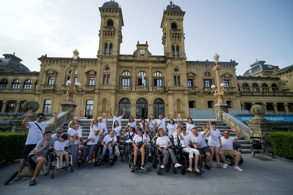 Los miembros de la asociación Aspace posan ilusionados en el lugar donde se lanzará el cañonazo. (Jon URBE | FOKU)