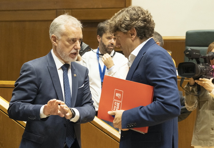 Urkullu y Andueza cruzan impresiones en un pleno del Parlamento.